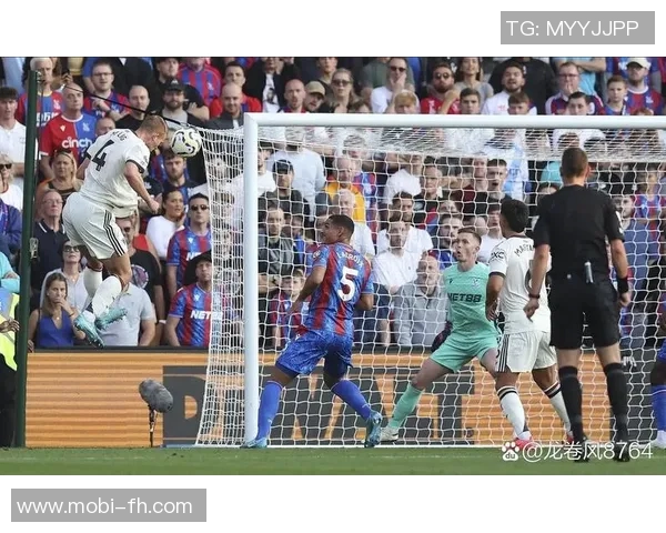 马奎尔角球头球攻门被萨尔神勇挡出关键时刻保住球队希望 马奎尔角球头球攻门被萨尔神勇挡出关键时刻保住球队希望